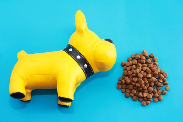 Perro Juguete Amarillo Come Comida Animal Seca — Foto de Stock