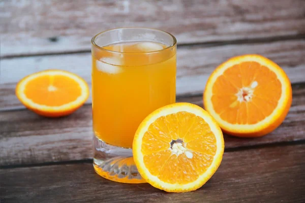 Narancssárga Ital Üvegben Narancs Szeletek — Stock Fotó