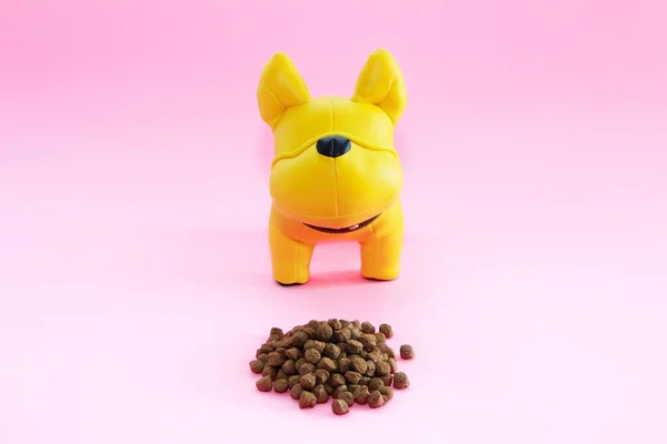 Comida Seca Para Mascotas Plato Juguete Amarillo Para Perros — Foto de Stock