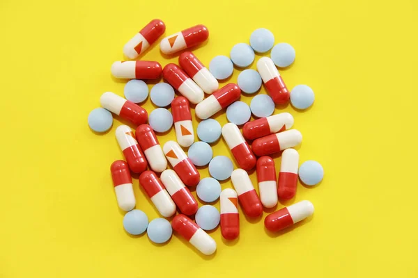 Röda Och Vita Medicinska Kapslar Och Tablett Blå — Stockfoto