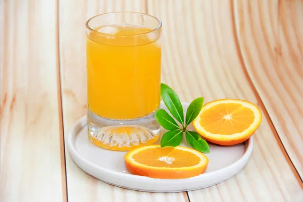 Gele Drank Glas Plakjes Natuurlijk Sinaasappel — Stockfoto