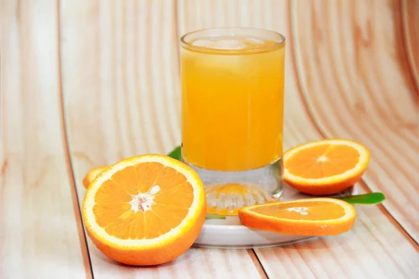 Жовтий Напій Склянці Скибочках Натурального Апельсина — стокове фото