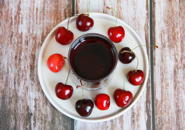 Bourgogne Dryck Ett Glas Och Naturliga Körsbär Tallrik — Stockfoto