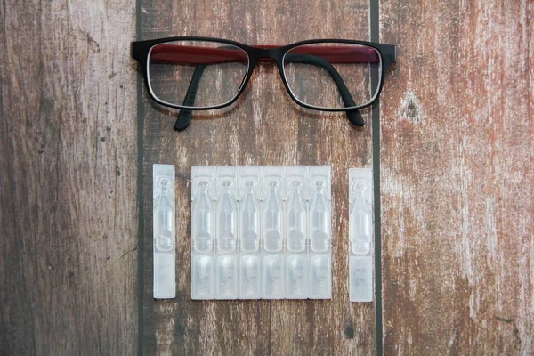 眼药水 安培和红色边框眼镜 — 图库照片