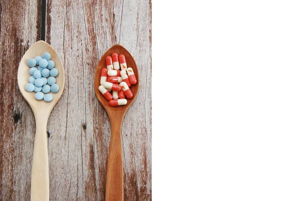 Röda Medicinska Kapslar Och Blå Tabletter Dekorativa Skedar — Stockfoto