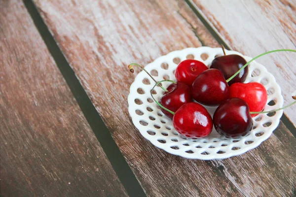 Natürliche Rote Kirschfrüchte Dekorativen Teller — Stockfoto