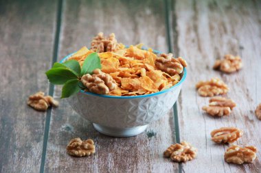 Kuru kahvaltı müsli ve dekoratif tabakta ceviz.