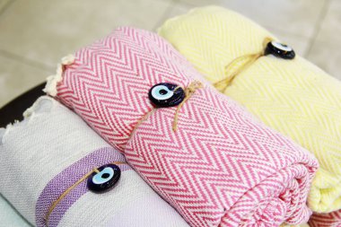 Renkli banyo havluları ve grafikler.