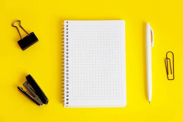Schrijfwaren Schrijfblok Pen Nietmachine Paperclip — Stockfoto
