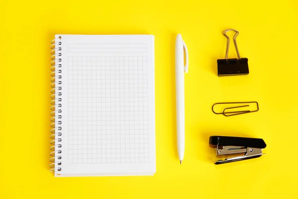 Schrijfwaren Schrijfblok Pen Nietmachine Paperclip — Stockfoto