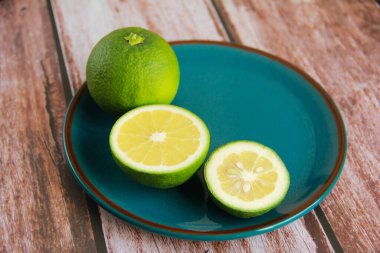 Dekoratif tabakta yeşil limon dilimleri