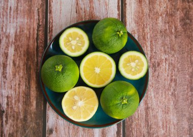 Dekoratif tabakta yeşil limon dilimleri