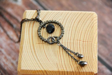 Değerli taşlı kadın kolyesi.