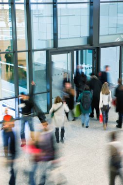 modern koridorda yürürken insanların grup