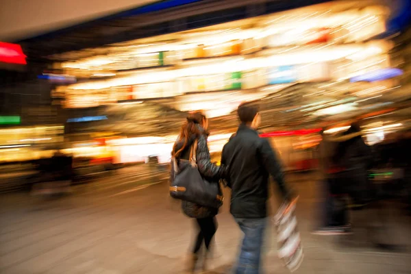 Coppia Con Shopping Bags Passeggiando Crepuscolo — Foto Stock