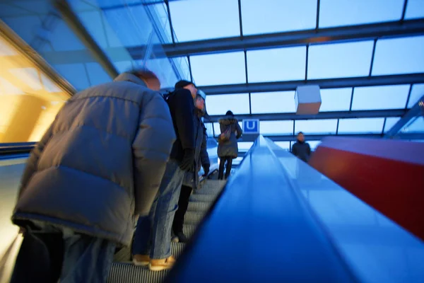 Pendelaars Roltrap Bij Metrostation — Stockfoto