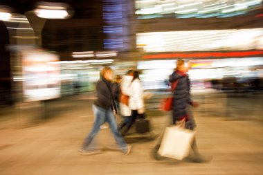 Genç alışverişçi bir mağaza pencere yürüyüş