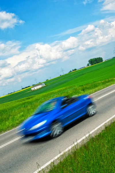 Coche Azul Que Conduce Carretera Del Coutry — Foto de Stock