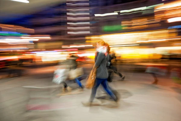 若い買い物客の店の窓の前を歩い — ストック写真