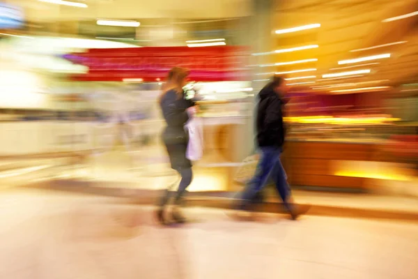 Junge Shopperin Läuft Schaufenster Vorbei — Stockfoto