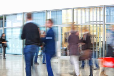 ofis binası içinde yürüyen insan siluetleri