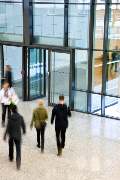 Oigenkännlig Office Människor Som Vandrar Moderna Korridor — Stockfoto