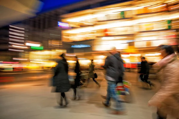 Shopping Crowd Walking Sidewalk Dusk — Stock Photo, Image