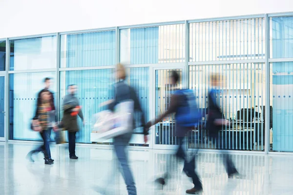 Mensen Wandelen Door Hal Motion Blur — Stockfoto