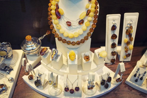 Streç amber takılar, pencere Avrupa'da alışveriş