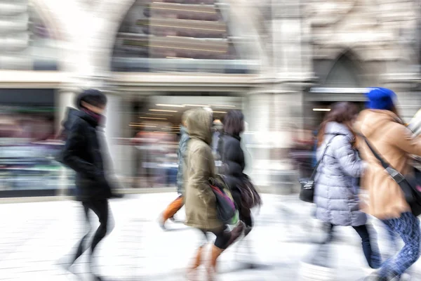 Stor Grupp Människor Som Promenader Rusningstrafik Staden — Stockfoto