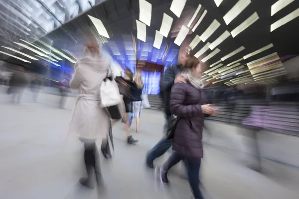 Människor Som Handlar Skymningen Rörelseoskärpa — Stockfoto