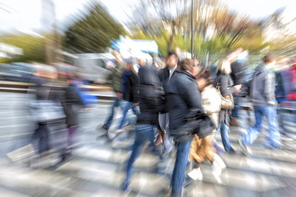 Yayalar crosswalks City, Paris doldurma büyük bir grup
