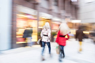 Genç insanların önünde vitrin mavi tonlu görüntü yürüyüş büyük grup