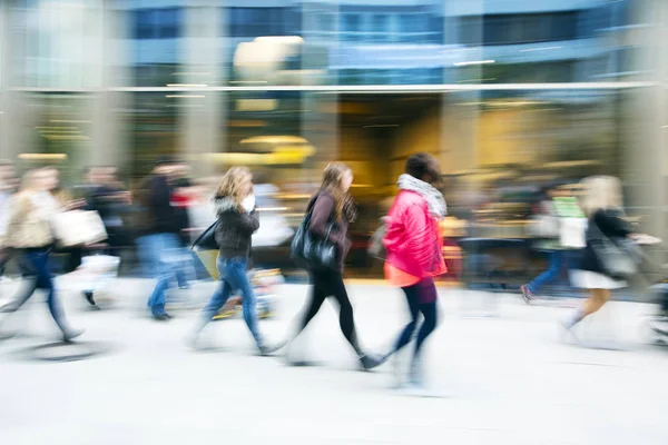 Stor Grupp Människor Som Gick Framför Skyltfönster Blå Tonad Bild — Stockfoto