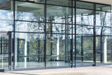 Modern cam bina, tonlu görüntü