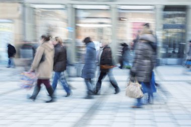 Commuters büyük grup hareket bulanıklığı, mavi tonlu görüntü