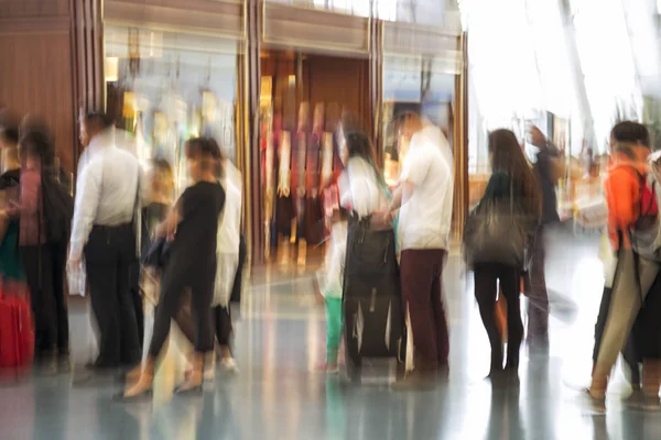 Gran Grupo Siluetas Viajero Desenfoque Movimiento Interior Del Aeropuerto —  Fotos de Stock