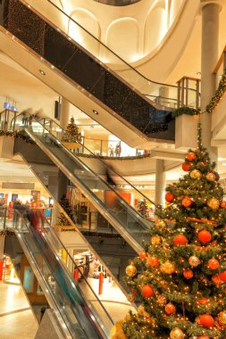 Alışveriş merkezindeki Noel dekorasyonu, insanlar hareket bulanıklığı