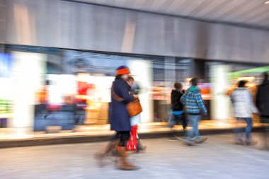 İnsanlar yürüyen, mutlu alışveriş, alışveriş çılgınlığı şehirde