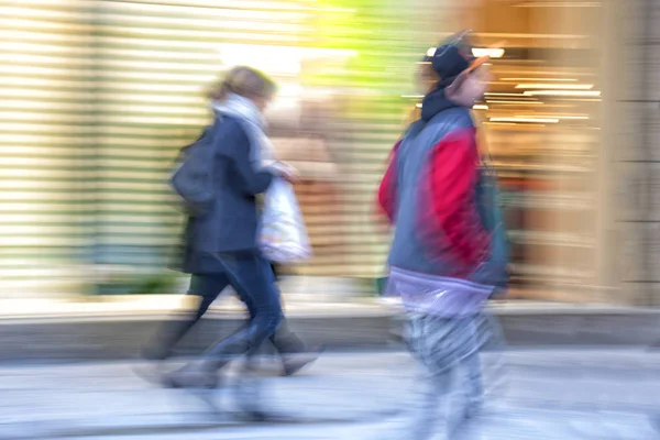 人们步行 快乐购物 购物狂欢在城市 — 图库照片