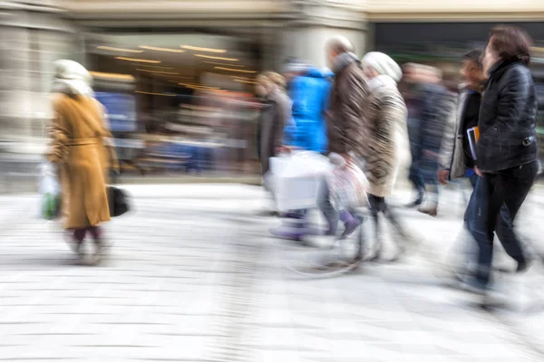 人们步行 快乐购物 购物狂欢在城市 — 图库照片