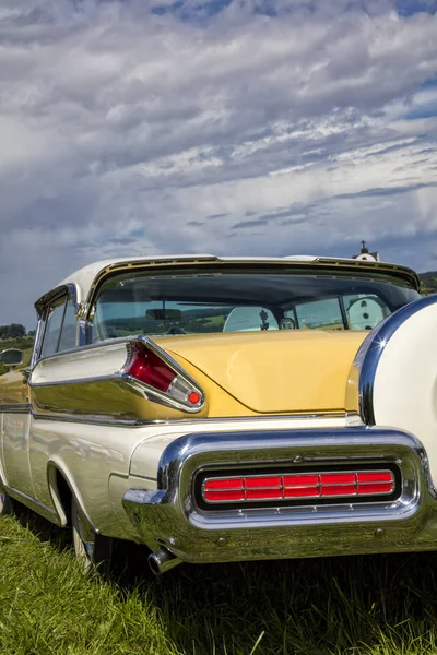 黄色美国复古汽车 — 图库照片