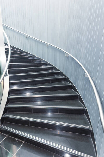 Современная лестница, ведущая вверх
