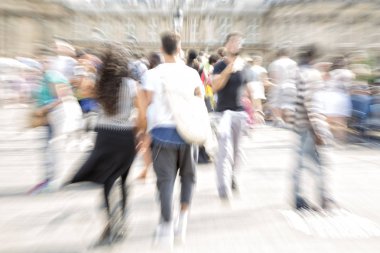 Şehirde, insanlar yürürken, insanlar Paris