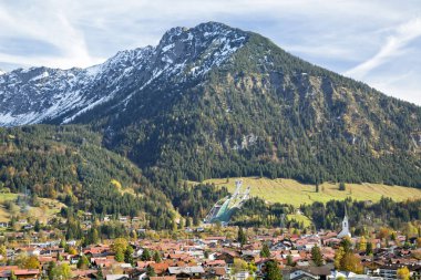Obersdorf Alp Köyü Almanya, kayakla atlama arka planda görülür