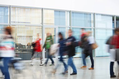Gençlerin ofis binası içinde kasıtlı bulanık görüntü   