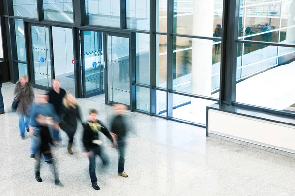 Persone che camminano nel moderno edificio per uffici, Sfocatura movimento — Foto Stock