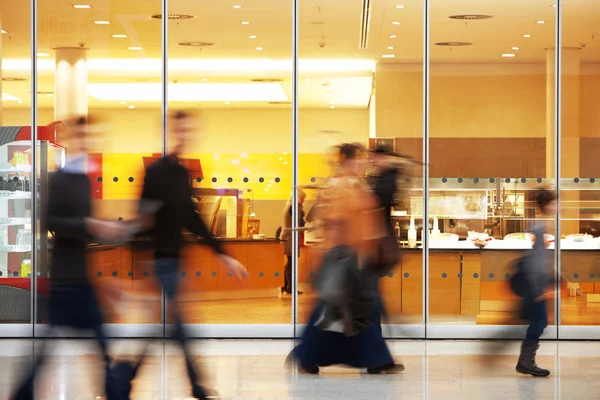 Imagen borrosa intencional de personas en el centro comercial Imagen De Stock