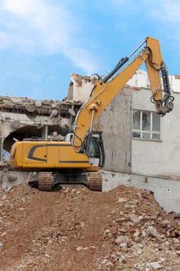 Ekskavatör fırtınalar eski ev