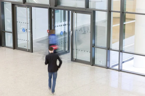 Grote groep van mensen uit het bedrijfsleven lopen — Stockfoto